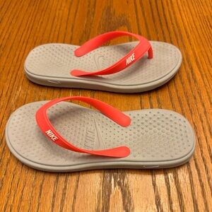 Nike Solay Girls Size 13 Thong Flip Flops, Hot Pink & Light Grey
